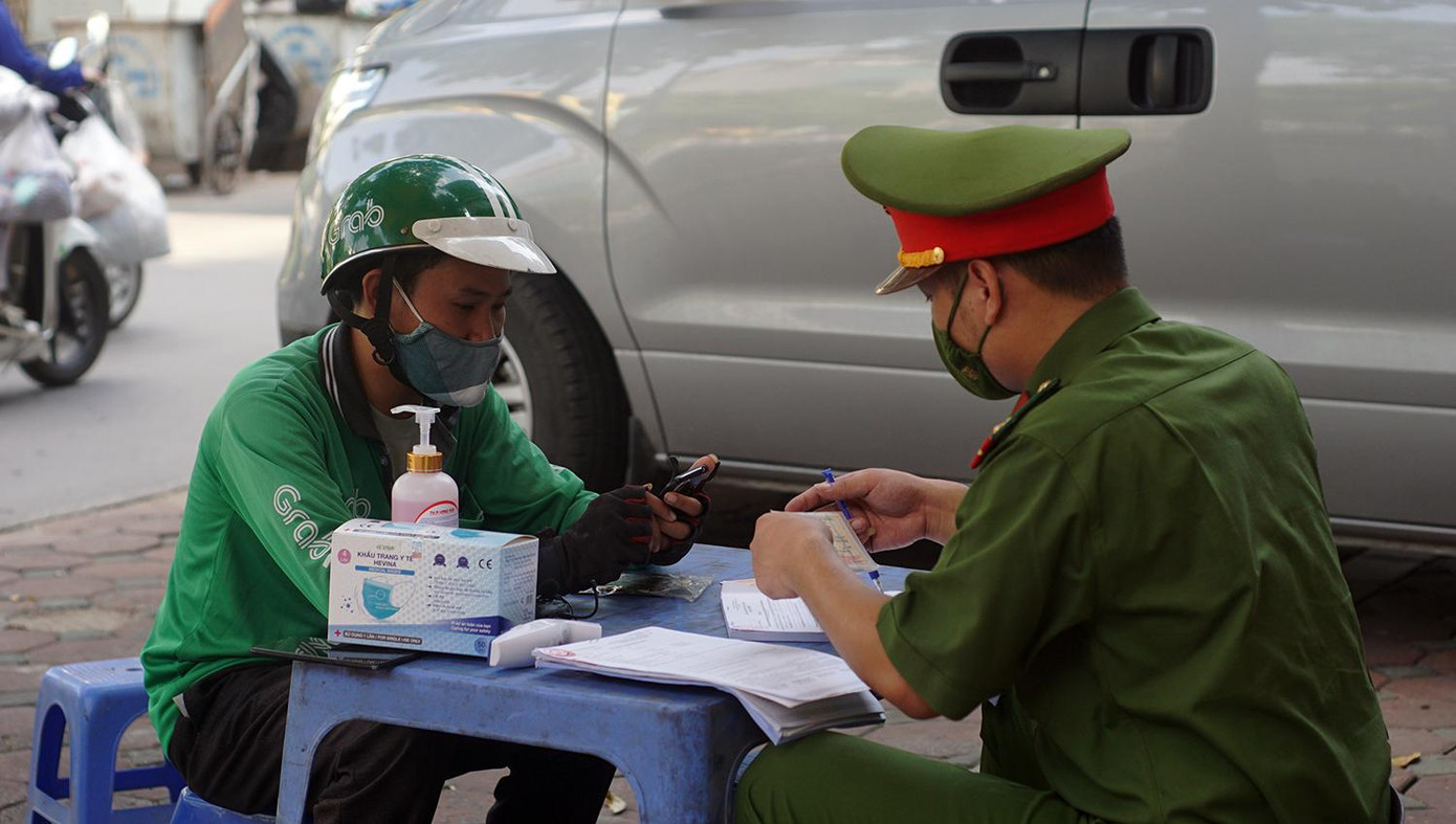 16h30, tổ công tác tiến hành dừng xe nam thanh niên giao hàng. Nam tài xế cho biết, bản thân không nắm được thông tin về việc Hà Nội yêu cầu tạm dừng dịch vụ giao hàng, đồng thời, nhận đơn theo đặt hàng trên ứng dụng nên không biết mình vi phạm.