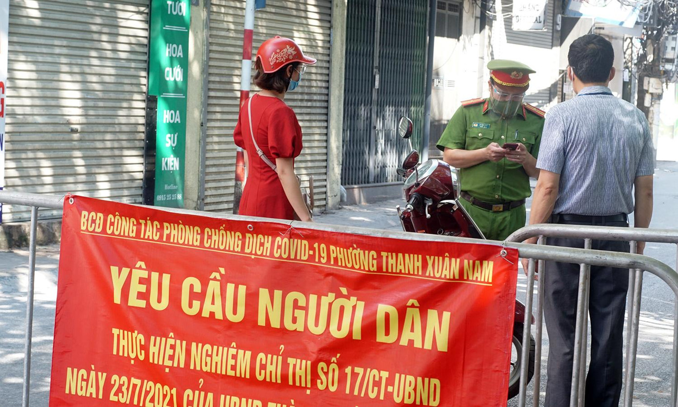 Cũng trong chiều cùng ngày, tổ công tác gồm cán bộ UBND phường Thanh Xuân Nam, công an quận Thanh Xuân, công an phường Thanh Xuân Nam… làm nhiệm vụ tuyên truyền, kiểm tra, xử lý trường hợp vi phạm Chỉ thị 17 của UBND thành phố Hà Nội như không đeo khẩu trang, ra đường khi không thật sự cần thiết tại đường Triều Khúc điểm giao cắt giữa đường Nguyễn Trãi – Triều Khúc (Thanh Xuân Nam, Thanh Xuân, Hà Nội).