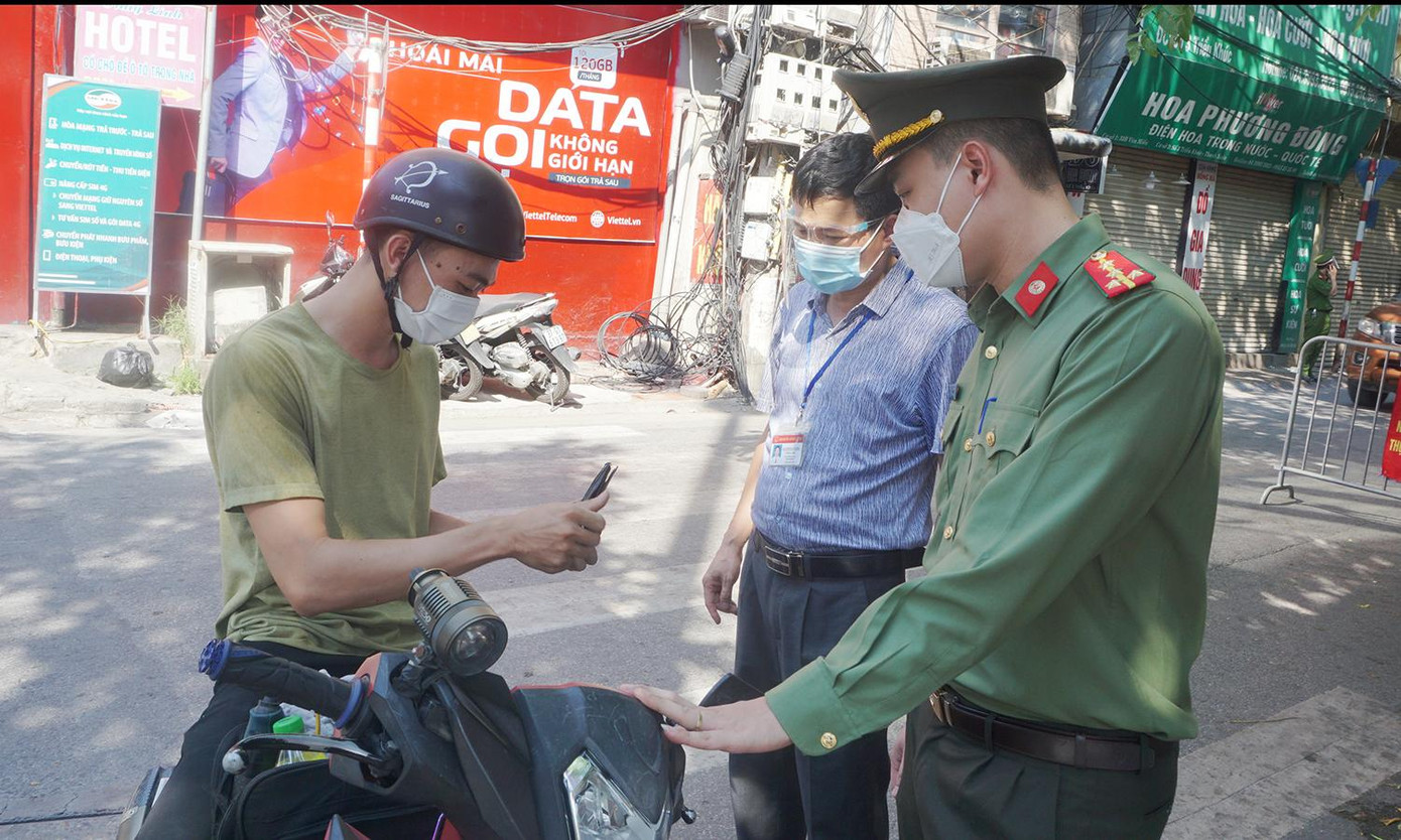 Ghi nhận tại chốt, mặc dù hầu hết người dân chấp hành khi ra ngoài khi thật sự cần thiết, nhưng cũng có một số trường hợp người đưa ra nhiều lý do không chính đáng để được đi qua chốt. Trong ảnh, nam thanh niên đưa ra nhiều lý do để được cán bộ tại chốt 'thông cảm'.