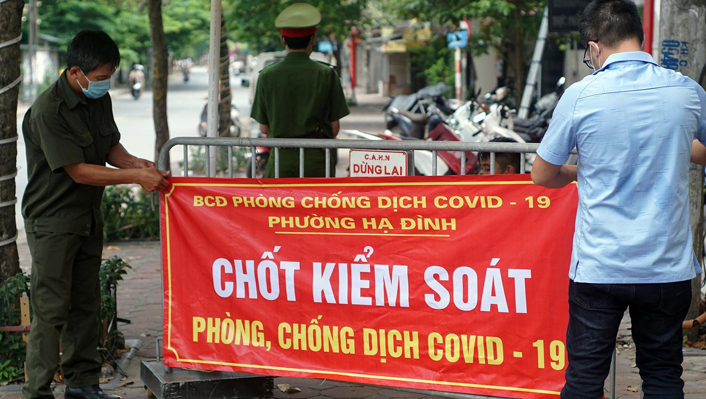 Ông Bùi Việt Nga – Phó Chủ tịch UBND phường Hạ Đình (Thanh Xuân, Hà Nội) cho biết, thực hiện Chỉ thị 17 của UBND thành phố Hà Nội, từ sáng 24/7, UBND phường thành lập 2 chốt tại đường Khương Đình và đường Nguyễn Xiển nhằm tuyên truyền, nhắc nhở và xử lý trường hợp không đeo khẩu trang, ra khỏi nhà khi không thật sự cần thiết... “Qua thực tế cán bộ làm nhiệm vụ tại chốt kiểm soát vẫn còn một số người dân ra đường khi không thật sự cần thiết, do đó đơn vị tăng cường tuyên truyền và xử lý các trường hợp cố tình vi phạm" - ông Nga cho biết. Tính từ tháng 5/2021 đến nay, đơn vị đã xử lý 32 trường hợp với số tiền 60 triệu đồng.