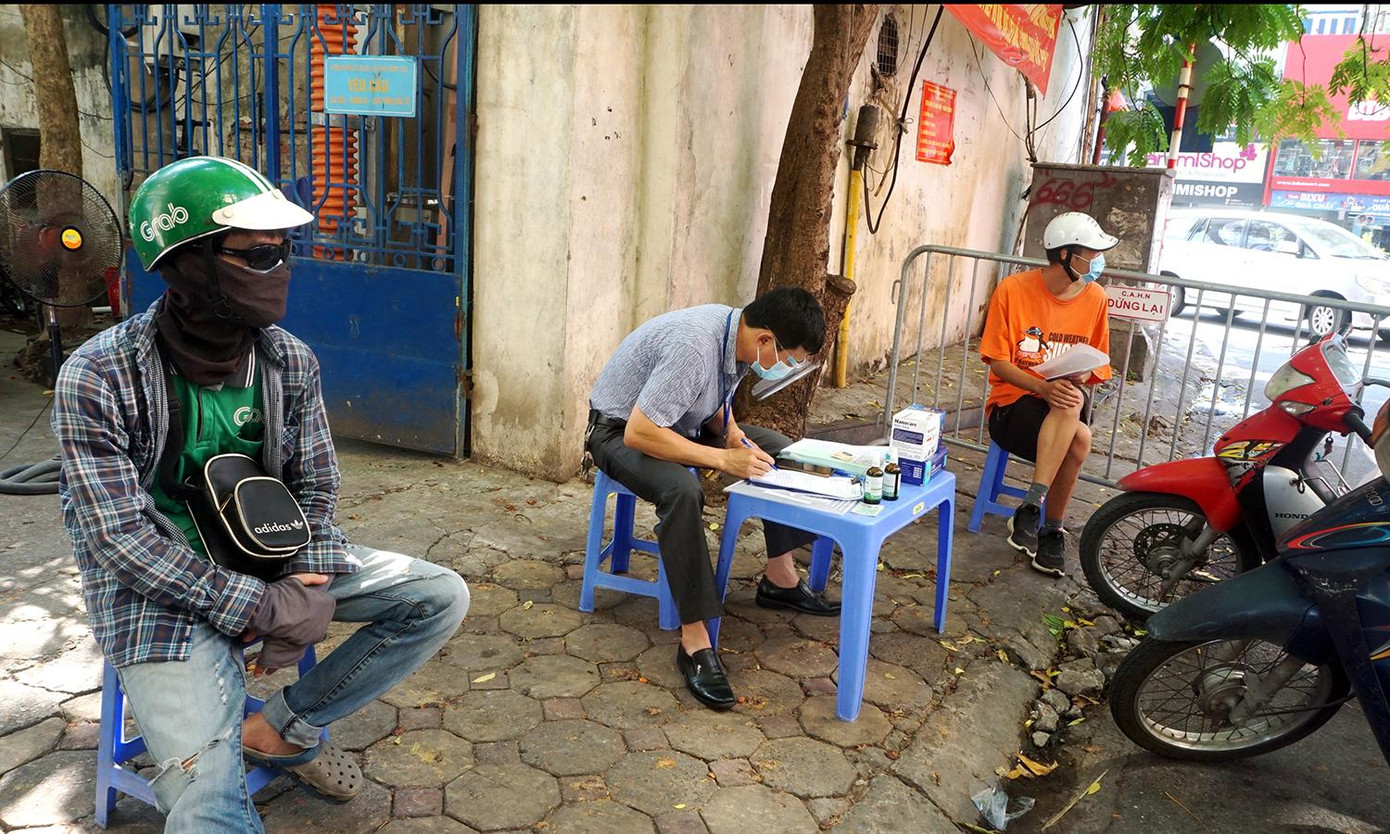 Theo Công an TP Hà Nội, từ 12h ngày 25/7 đến 12h ngày 26/7, lực lượng chức năng đã phát hiện, lập hồ sơ đề nghị UBND các cấp xử phạt vi phạm hành chính về phòng, chống dịch bệnh COVID-19 250 trường hợp tổng số tiền gần 500 triệu đồng.