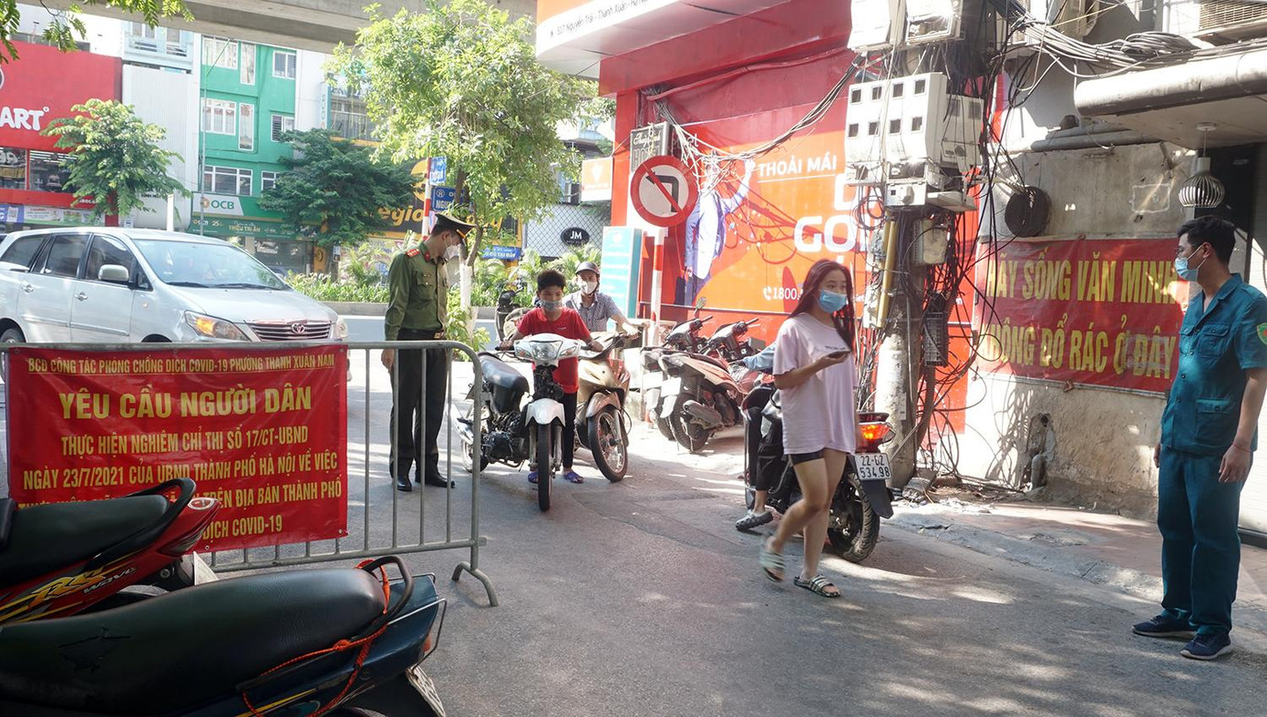 Hai thanh thiếu niên đi xe máy không biển số, giấy tờ... mua bánh sinh nhật.