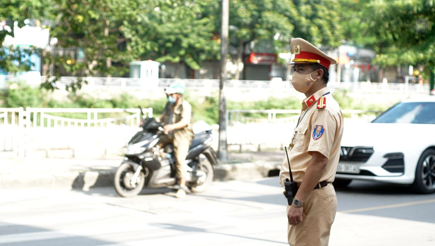 Chiều 26/7, tại đường Khương Đình (Thanh Xuân, Hà Nội), tổ công tác gồm cán bộ UBND phường Hạ Đình, Công an quận Thanh Xuân, Công an phường Hạ Đình… lập chốt khiểm soát phòng, chống dịch COVID-19 theo Chỉ thị 17 của UBND thành phố Hà Nội. Ghi nhận của phóng viên, tổ công tác dừng nhiều phương tiện nhắc nhở chấp hành quy định phòng chống dịch và lập biên bản xử phạt một số trường hợp vi phạm.