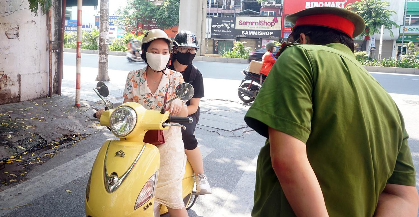 Tổ công tác dừng nhiều phương tiện xe máy yêu cầu xuất trình giấy tờ cần thiết cũng như lý do đi ra ngoài đường của người dân.