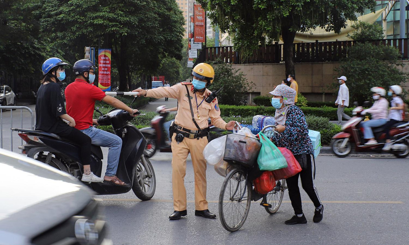 Lực lượng CSGT hướng dẫn, phân làn giao thông.
