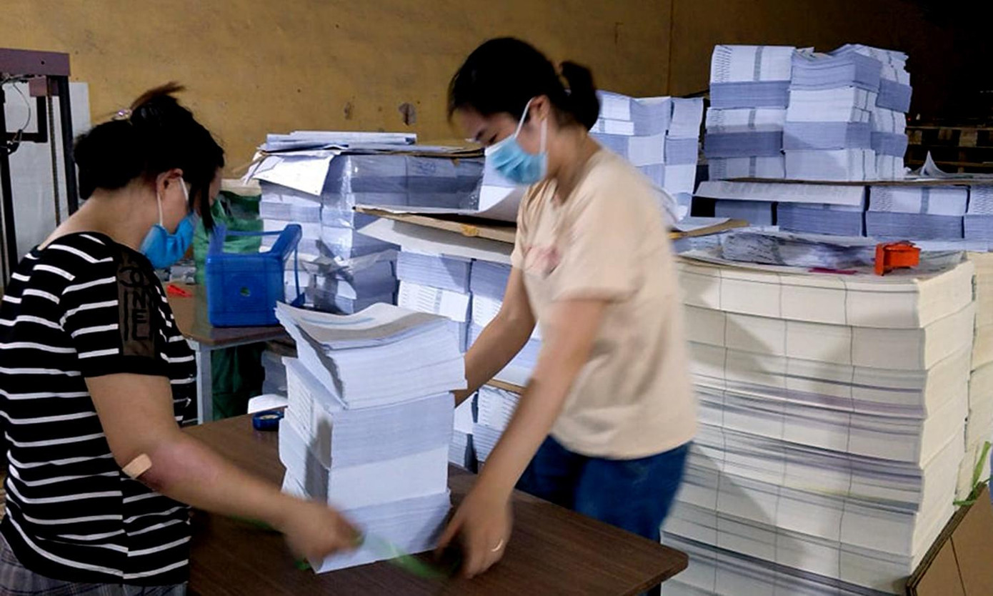 Số lượng lớn sách bán thành phẩm nghi in lậu. Ảnh: Thanh Hà