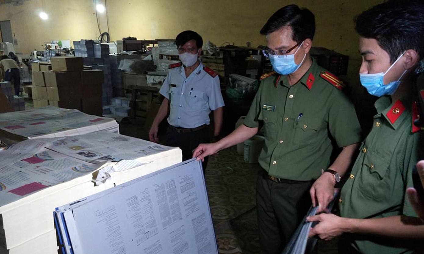 Nhiều bản kẽm phục vụ quá trình in ấn sách giáo khoa. Ảnh: Thanh Hà Nhiều bản kẽm phục vụ quá trình in ấn sách giáo khoa. Ảnh: Thanh Hà