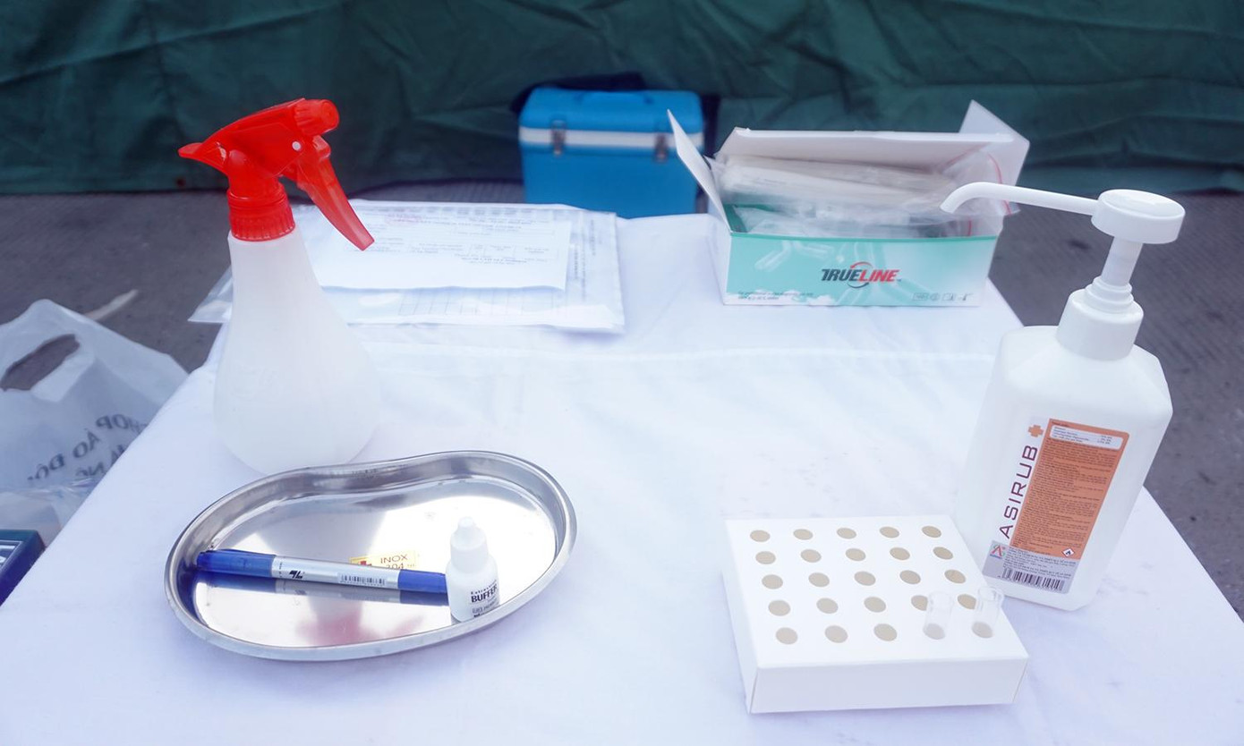 Ghi nhận tại chốt kiểm soát dịch khu vực trạm thu phí cao tốc Pháp Vân - Cầu Giẽ lúc hơn 6h, tổ công tác gồm lực lượng CSGT, Bộ Tư lệnh Thủ đô, y tế,… tiến hành dừng hàng loạt phương tiện là xe khách, xe tải di chuyển vào Thủ đô để kiểm tra công tác phòng chống dịch COVID-19.