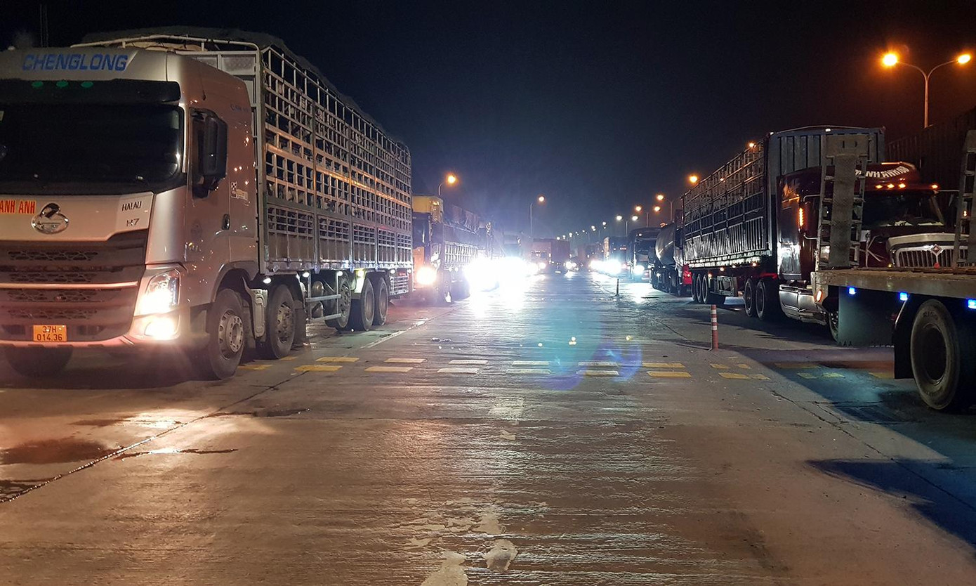 Theo cán bộ chốt kiểm soát, cán bộ phải kiểm soát 100% các phương tiện vào thành phố, kể cả các phương tiện mang BKS Hà Nội. Trong khi đó, lực lượng mỏng, nhất là cán bộ y tế còn thiếu dẫn đến ảnh hưởng tới tốc độ lưu thông của phương tiện.