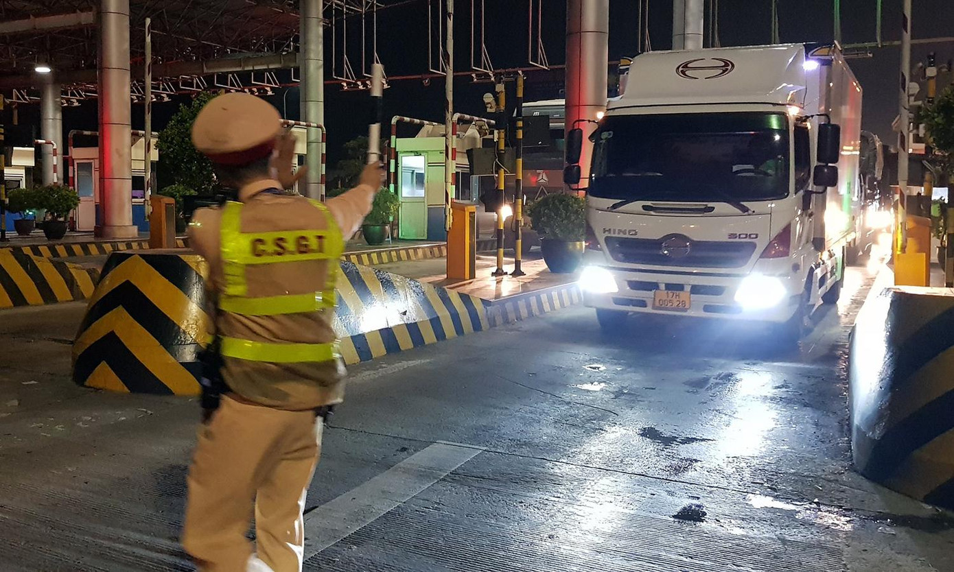 Trước đó, vào đêm 19/7, tại cao tốc Pháp Vân – Cầu Giẽ, lượng phương tiện vào Hà Nội phải dừng lại khai báo y tế, kiểm tra giấy tờ rất đông dẫn đến tình trạng ùn ứ trước khu vực trạm thu phí. Trong số đó, nhiều lái xe thiếu giấy xét nghiệm âm tính COVID-19 phải quay đầu không được vào Hà Nội.