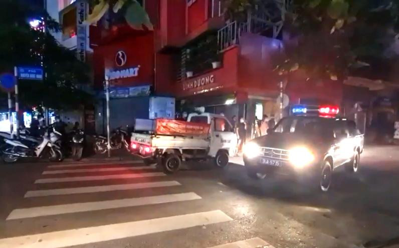 Nhiều người bên trong tháo chạy khi bị lực lượng chức năng kiểm tra. Nhiều người bên trong tháo chạy khi bị lực lượng chức năng kiểm tra.