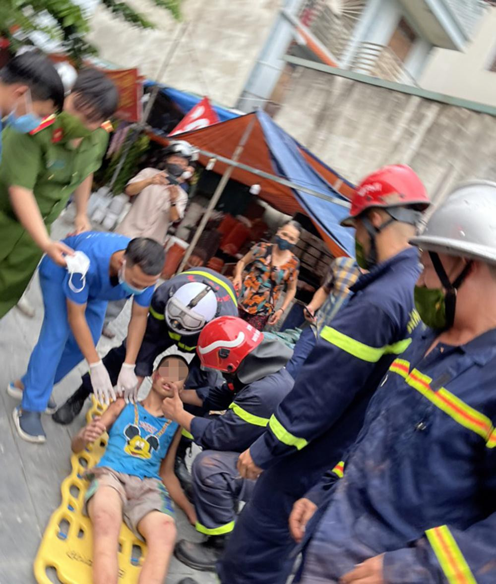 Bé trai được giải cứu an toàn. Bé trai được giải cứu an toàn.