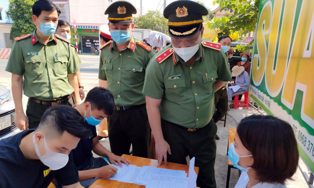 Giám đốc Công an TP Hà Nội ghi nhận, đánh giá cao những nỗ lực, tinh thần trách nhiệm của cán bộ, chiến sỹ và lực lượng làm nhiệm vụ tại các chốt kiểm soát phòng, chống dịch.