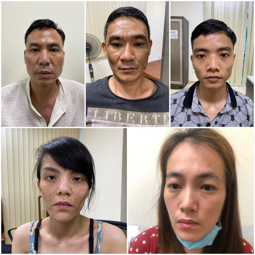 Công an quận Hà Đông giữ nhóm đối tượng để xử lý theo quy định. Ảnh: Công an cung cấp