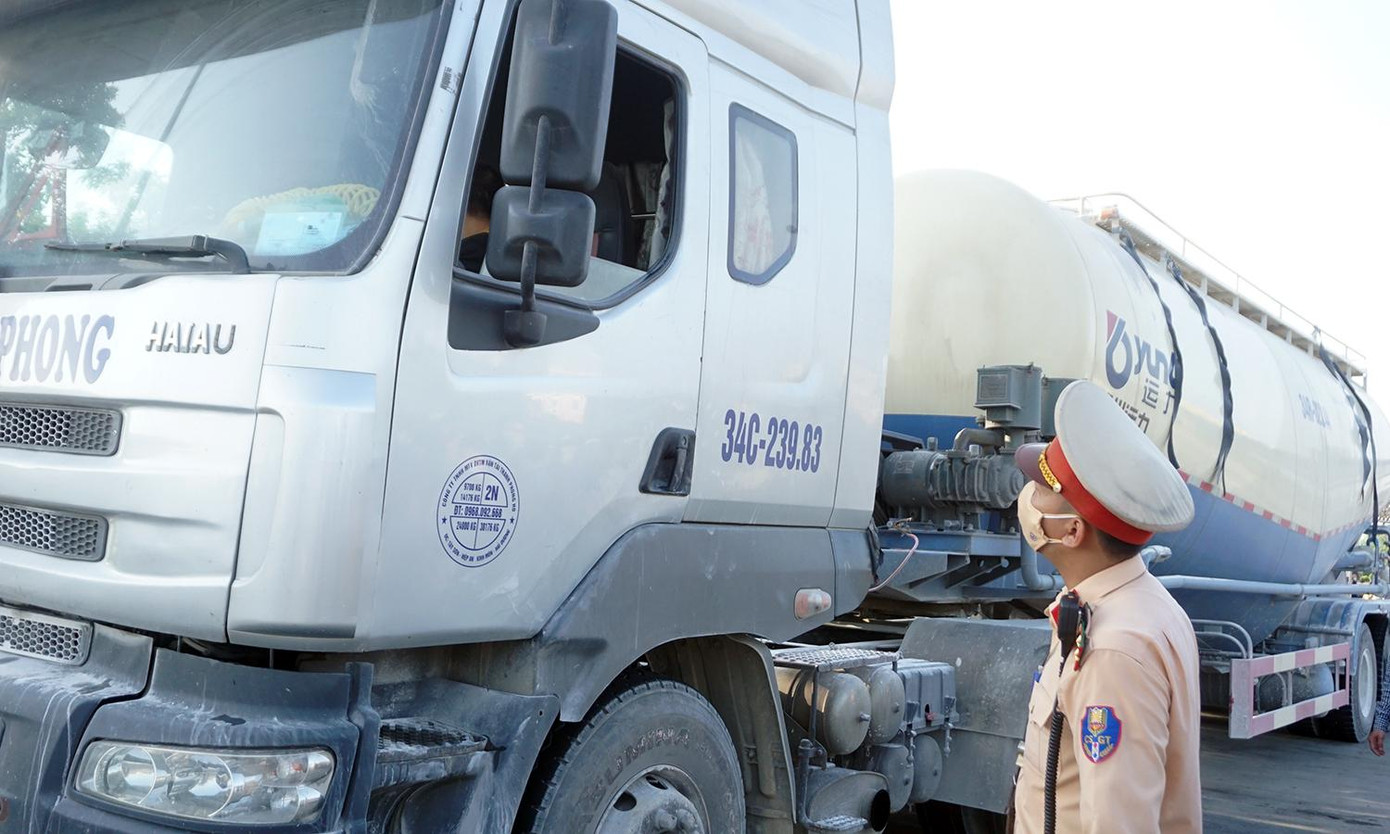 Đại uý Lê Văn Chiển - Đội phó Đội Tuần tra kiểm soát giao thông đường bộ cao tốc số 3 (Cục CSGT) cho biết, thực hiện chỉ đạo của lãnh đạo Cục CSGT, cán bộ chiến sĩ kiểm soát 100% lượng phương tiện trên tuyến nhưng phải đảm bảo không gây ùn tắc giao thông, tạo điều kiện thuận lợi cho người dân.