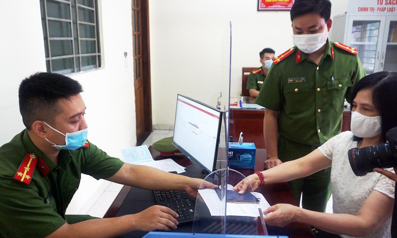 Người dân đến làm thủ tục hành chính tại công an cấp phường. Người dân đến làm thủ tục hành chính tại công an cấp phường.