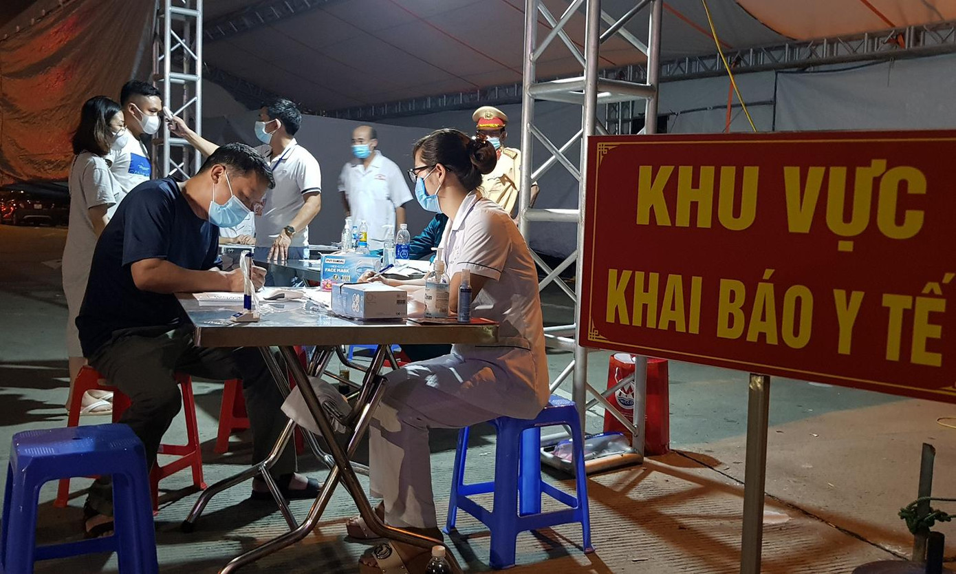 Một số tài xế cho biết, họ phải chờ đợi hàng chục phút trên đường do ùn tắc trước trạm kiểm soát dịch để chờ làm thủ tục. “Tôi từ Ninh Bình về Hà Nội, khi tới chốt kiểm soát phải chờ hơn 15 phút. Tuy nhiên, đây là công tác phòng chống dịch nên mọi người phải chấp hành” – tài xế B. (trú tại Sóc Sơn, Hà Nội) cho biết.