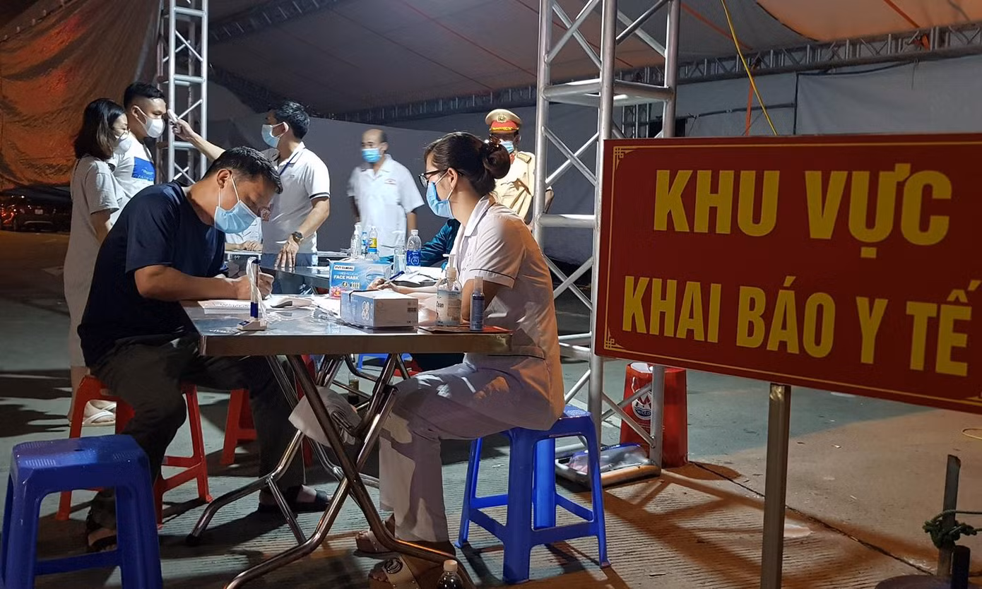 Một số tài xế cho biết, họ phải chờ đợi hàng chục phút trên đường do ùn tắc trước trạm kiểm soát dịch để chờ làm thủ tục. “Tôi từ Ninh Bình về Hà Nội, khi tới chốt kiểm soát phải chờ hơn 15 phút. Tuy nhiên, đây là công tác phòng chống dịch nên mọi người phải chấp hành” – tài xế B. (trú tại Sóc Sơn, Hà Nội) cho biết.