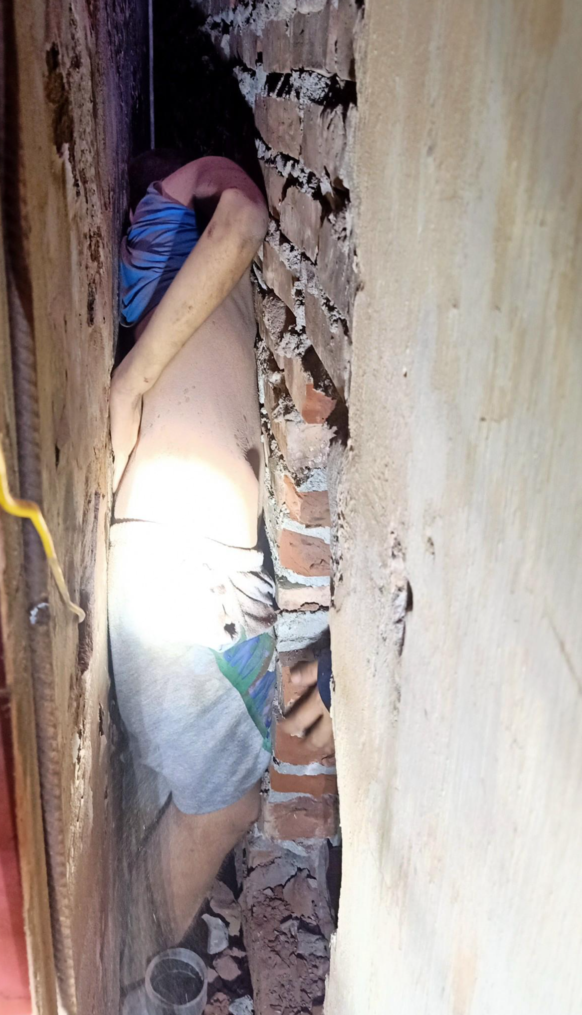 Cháu bé mắc kẹt trong khe thường hẹp. Cháu bé mắc kẹt trong khe thường hẹp.