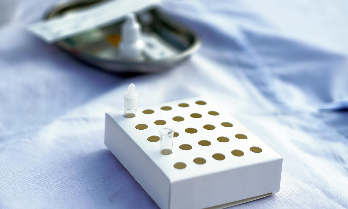 Nam tài xế xuất trình được 1 phiếu test nhanh COVID-19 và cho biết, không hề biết quy định của thành phố nên tỏ ra rất bức xúc. Sau đó, các cán bộ y tế giải thích và hướng dẫn cho ông Lượng phải test bằng phương pháp PCR mới được vào Hà Nội.