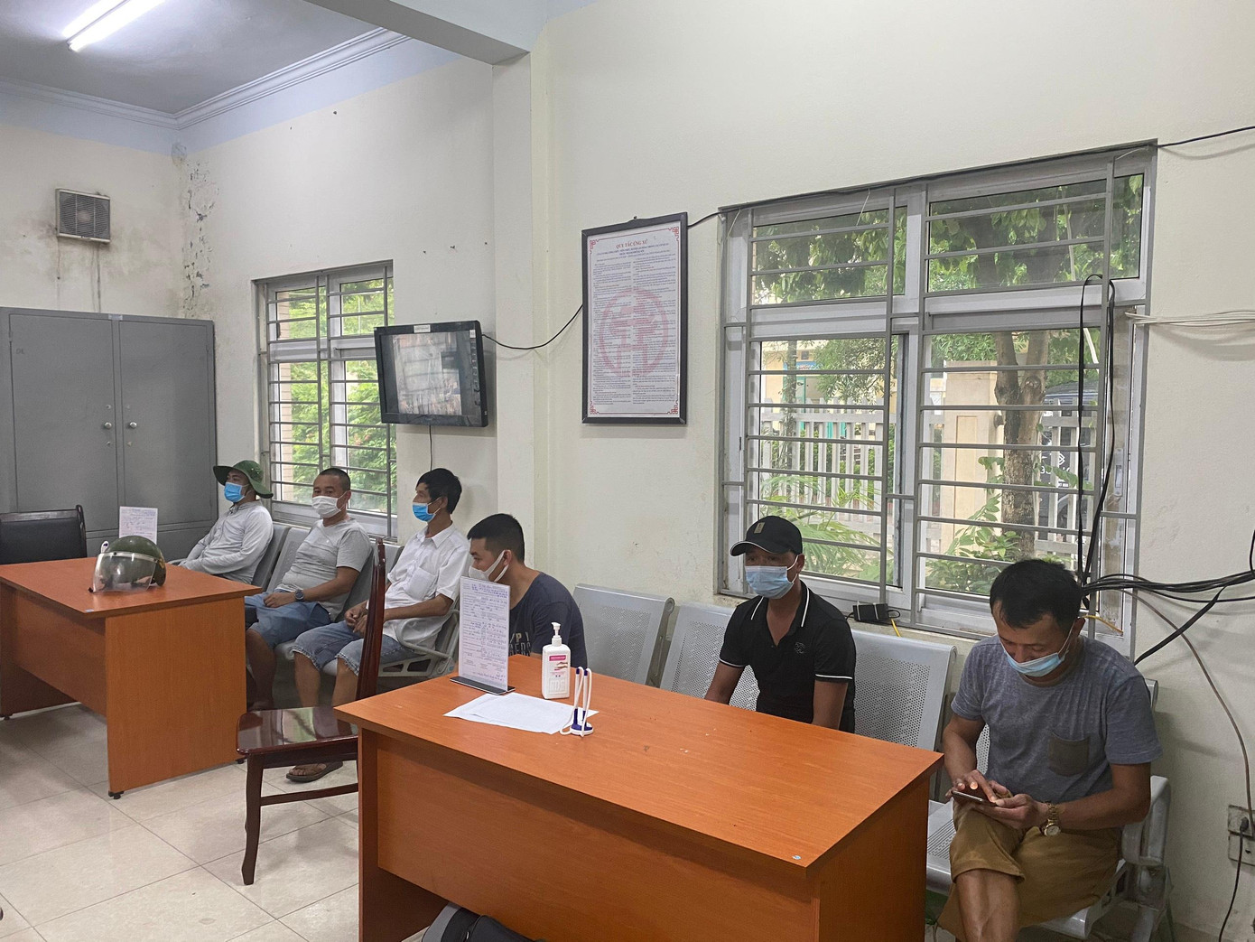 Huyện Đông Anh xử phạt nhiều trường hợp vi phạm phòng chống dịch.