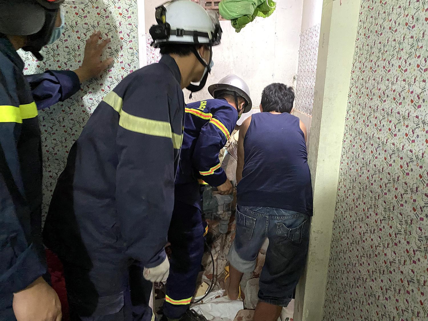 Lực lượng cứu hộ đục tường giải cứu bé trai. Lực lượng cứu hộ đục tường giải cứu bé trai.