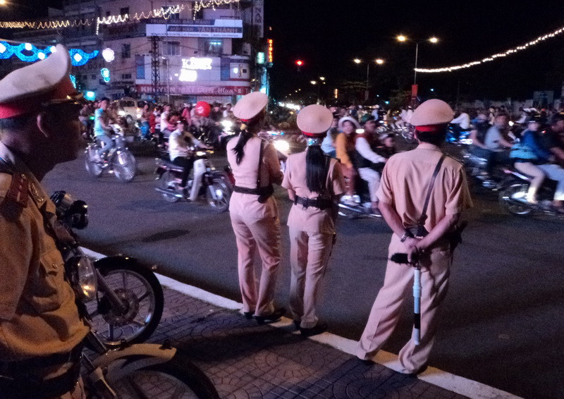 Nữ cảnh sát xinh đẹp bên đại lộ Hoà Bình. Nữ cảnh sát xinh đẹp bên đại lộ Hoà Bình