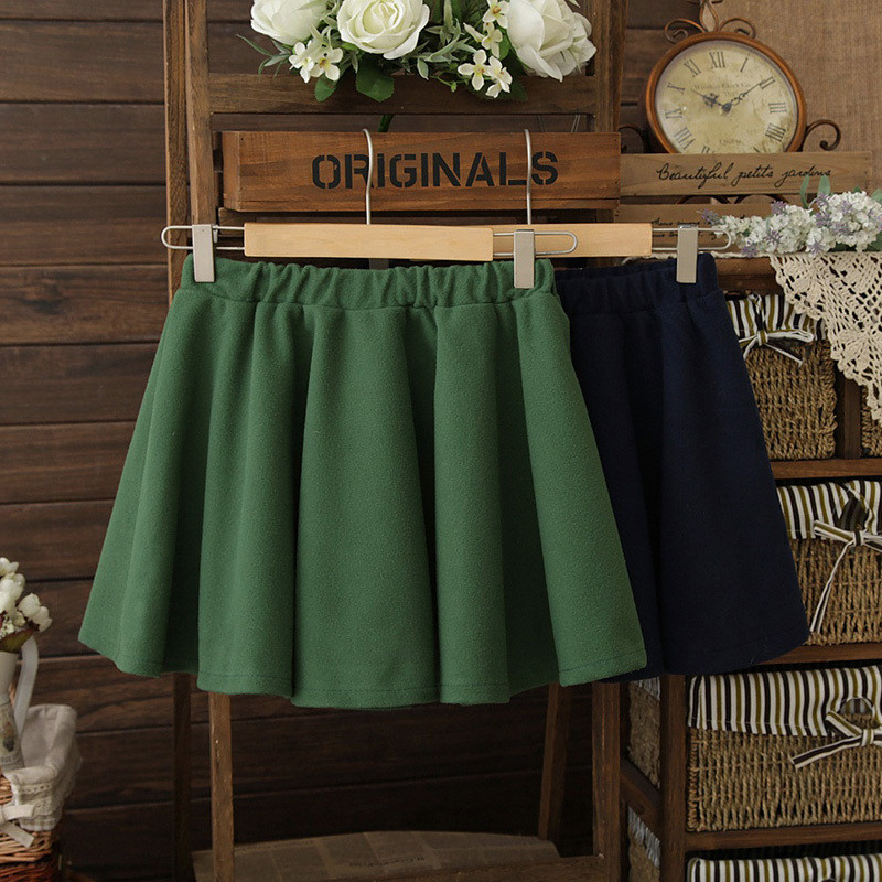 Áo phao, áo da hay những item cotton pha nilon khó thấm nước chính là những món đồ hoàn hảo cho những ngày mưa phùn thế này. Ngoài ra những kiểu áo sơ mi, đặc biệt là sơ mi denim cũng là một lựa chọn không tồi đâu nhé! Shorts, chân váy cotton tiện dụng hay skinny jeans sẽ giúp bạn cảm thấy năng động và thoải mái hơn. Cuối cùng là giữ cho đôi chân khỏi ướt bằng một đôi ủng đi mưa thật xinh, hay boots và giày da... vậy là bạn đã có ngay set đồ đi mưa thật hợp lý và thời trang rồi đấy!