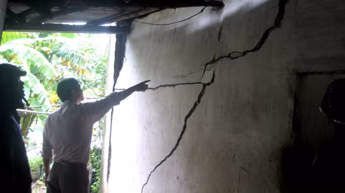 Tường nhà ông Phan Chí Linh bị nứt, sắp đổ sập. Ảnh: Duy Thanh (Tuổi Trẻ). Tường nhà ông Phan Chí Linh bị nứt, sắp đổ sập. Ảnh: Duy Thanh (Tuổi Trẻ)