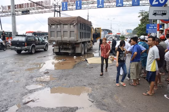 Ba mẹ con chết thảm dưới gầm xe tải vì tránh ổ gà ngay cửa ngõ phía Nam thủ đô. Ảnh : Minh Dương