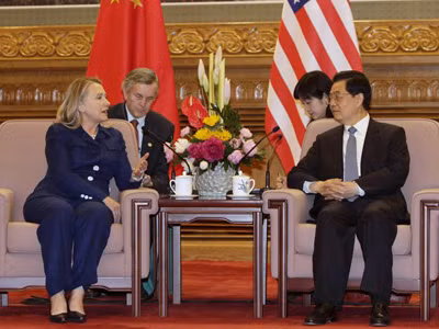 Ngoại trưởng Mỹ Hillary Clinton nói chuyện với Chủ tịch Trung Quốc Hồ Cẩm Đào ngày 4-5 tại Bắc Kinh Ảnh: AP. Ngoại trưởng Mỹ Hillary Clinton nói chuyện với Chủ tịch Trung Quốc Hồ Cẩm Đào ngày 4-5 tại Bắc Kinh Ảnh: AP