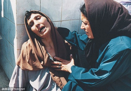 1997: Một người phụ nữ kêu gào vật vã bên ngoài bệnh viện Zmirli, nơi những người bị thương và thiệt mạng trong cuộc thảm sát tại làng Bentalha, Angeria được chuyển đến