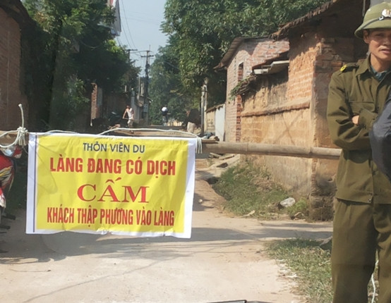 Chốt chặn với biển cảnh báo có dịch, cấm người lạ vào làng