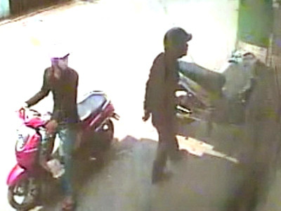 Rất may là chủ nhân của chiếc xe đã rất cảnh giác và phát hiện kịp thời hành vi trộm cắp của hai kẻ tội phạm này