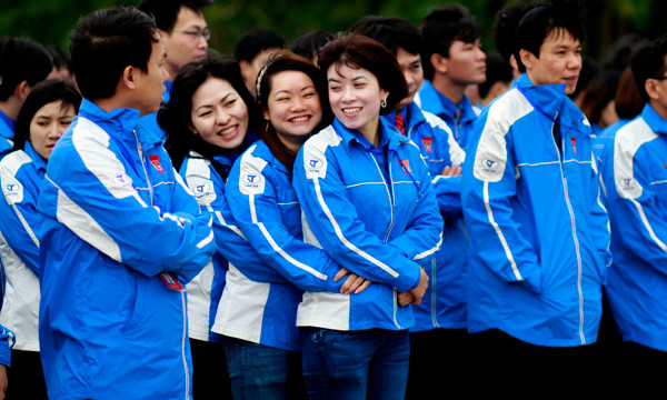 Đại hội diễn ra trong những ngày Đông. Trong gió rét, những đại biểu đến xích lại gần nhau hơn và ấm áp hơn với những nụ cười 