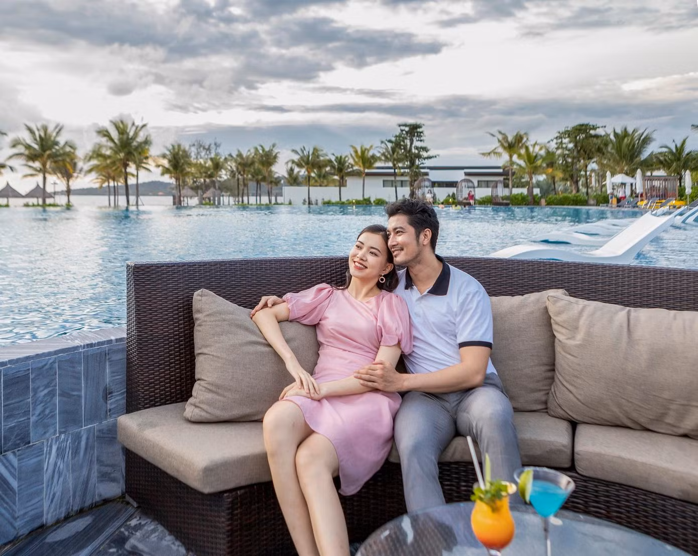 Thư giãn tại hồ bơi sát bãi biển ông Lang xinh đẹp.