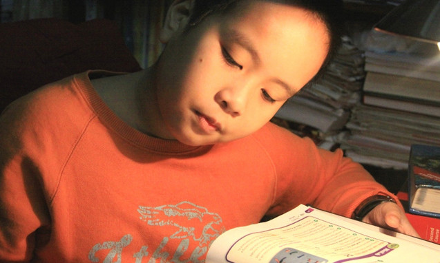 Nhật Nam luôn thích thú tìm tòi và đọc các loại sách khoa học - Ảnh: HOÀNG ĐIỆP 