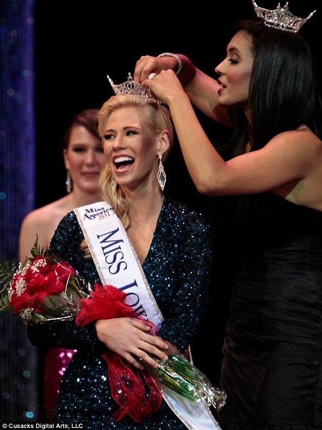 Giây phút đăng quang đầy cảm xúc của Nicole Kelly. Giây phút đăng quang đầy cảm xúc của Nicole Kelly