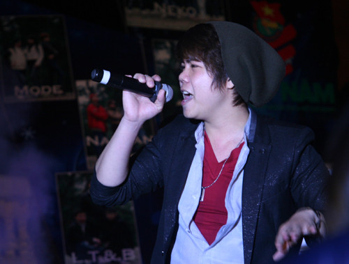 Ca sĩ Đinh Mạnh Ninh biểu diễn tại đêm nhạc Phương Đông