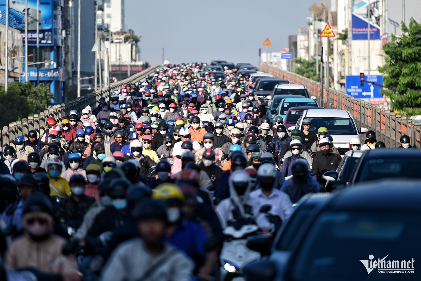 Dân số đông gây áp lực lớn cho hạ tầng giao thông tại TPHCM. Ảnh: Đào Phương Dân số đông gây áp lực lớn cho hạ tầng giao thông tại TPHCM. Ảnh: Đào Phương