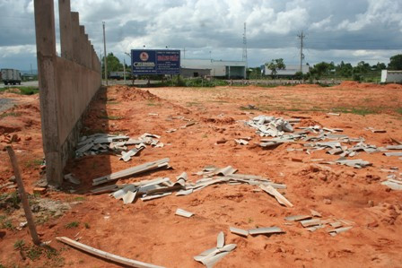 Giao dịch chuyển nhượng quyền sử dụng đất của người dân cho công ty Nguyên Long Sơn là chưa hoàn thành