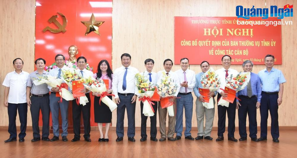 Phó Bí thư Thường trực Tỉnh ủy, Trưởng đoàn ĐBQH tỉnh Đặng Ngọc Huy và các đồng chí Ủy viên Ban Thường vụ Tỉnh ủy chúc mừng các đồng chí Tỉnh ủy viên được phân công nhiệm vụ mới. Phó Bí thư Thường trực Tỉnh ủy, Trưởng đoàn ĐBQH tỉnh Đặng Ngọc Huy và các đồng chí Ủy viên Ban Thường vụ Tỉnh ủy chúc mừng các đồng chí Tỉnh ủy viên được phân công nhiệm vụ mới.