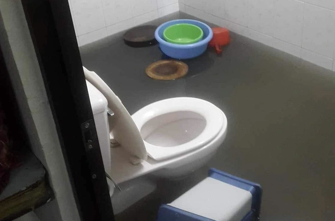 Nước dâng cao lên đến 80cm khiến người đàn ông lần đầu chứng kiến vô cùng ngạc nhiên (Ảnh: NVCC).