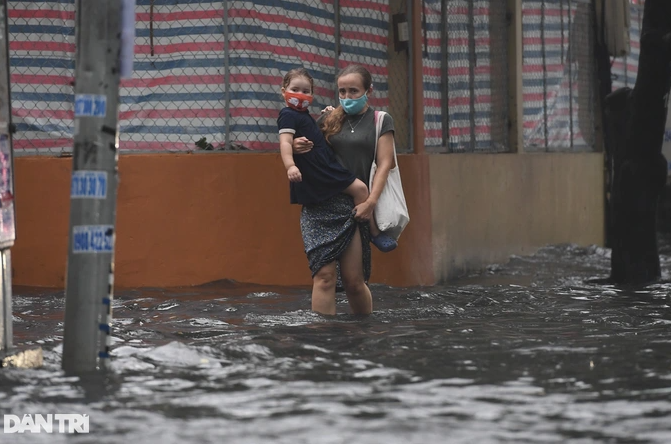 Mặc dù bị ngập nhưng nhiều khách Tây vẫn xem đây là trải nghiệm thích thú (Ảnh: Hoàng Giám).