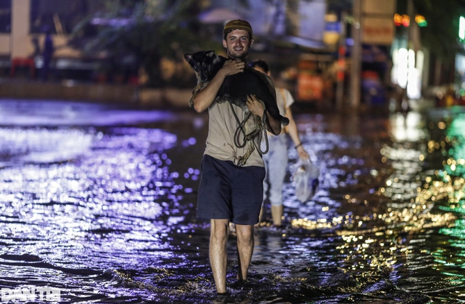 Nhiều người nước ngoài tại TPHCM cũng đã có vô vàn trải nghiệm ngập (Ảnh: Hải Long).