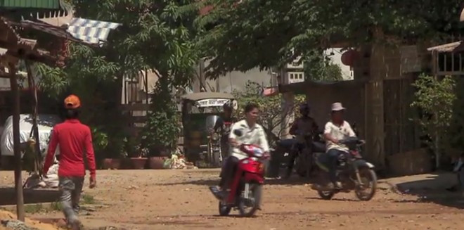 Một góc của làng Svay Pak ở Campuchia. Svay Pak là điểm nóng của hoạt động buôn bán và mại dâm trẻ em. Nhiều gia đình trong làng coi trinh tiết của con gái như một thứ tài sản quý. Không ít bà mẹ tại ngôi làng nghèo này đã bán con vào động quỷ để lấy tiền trang trải cuộc sống. Mặc dù chính quyền đã can thiệp nhưng mại dâm trẻ em ở đây vẫn tràn lan và thường núp bóng quán karaoke, tiệm gội đầu. Ảnh: CNN