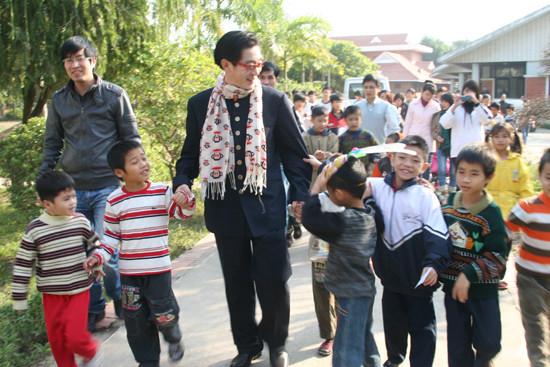 "Mỹ Hầu Vương" được các fan nhí dẫn đi thăm làng trẻ.