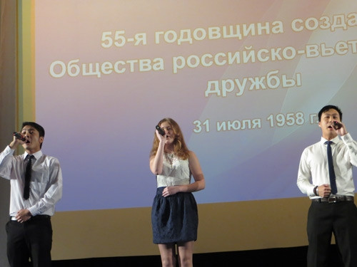 Tốp ca SV Học viện Kinh tế - Pháp luật Mátxcơva hát bài Nối vòng tay lớn của nhạc sĩ Trịnh Công Sơn.