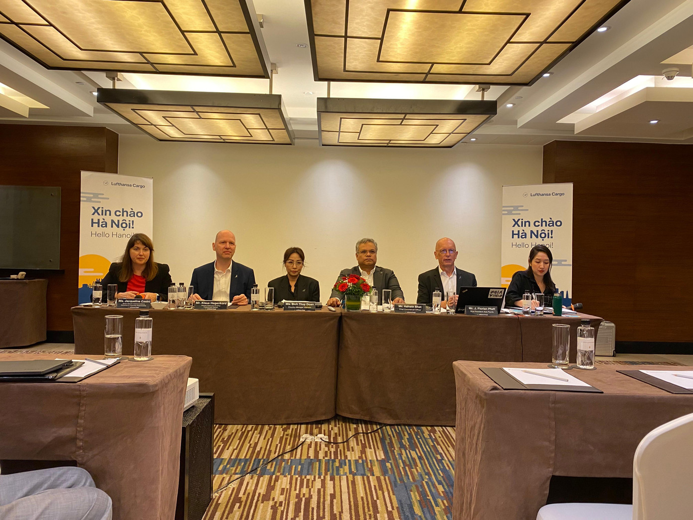 Các đại diện của Lufthansa Cargo trong cuộc họp báo thông báo mở đường bay đến Hà Nội ngày 24/11. (Ảnh: Thu Loan)
