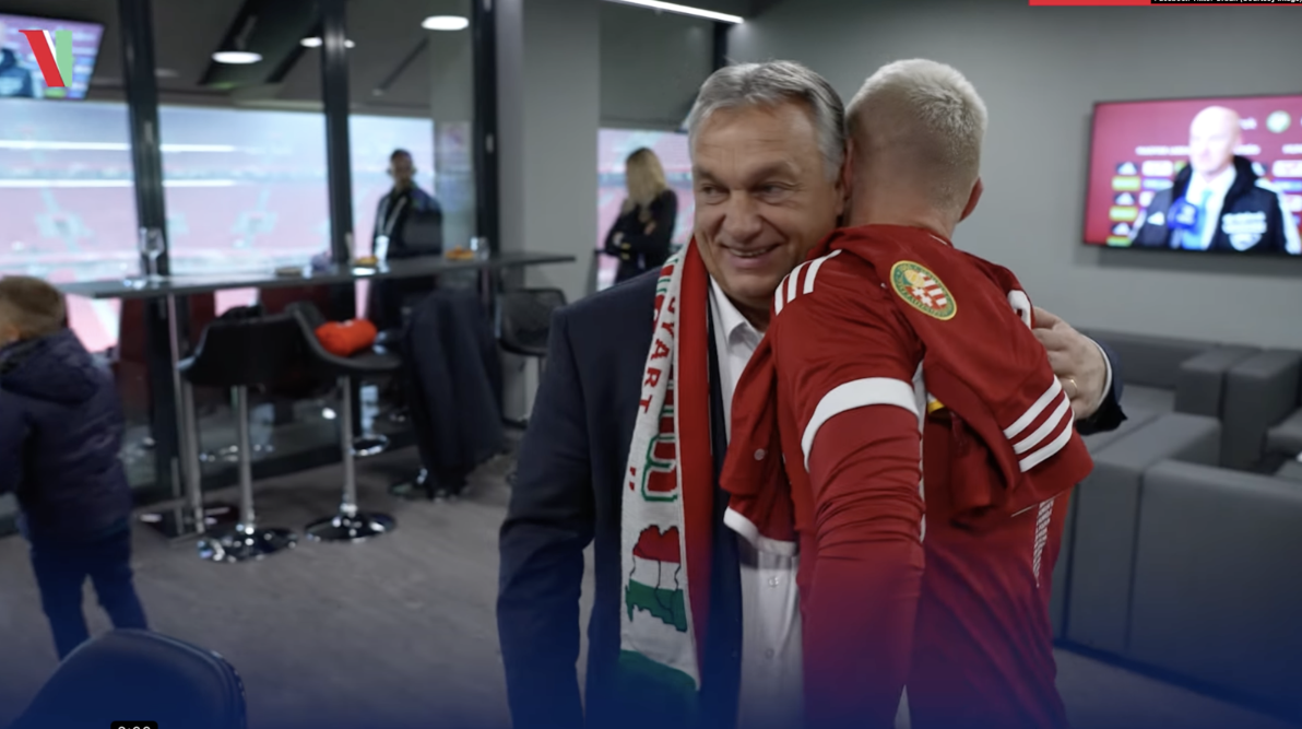 Thủ tướng Hungary Viktor Orbán và chiếc khăn cổ gây tranh cãi